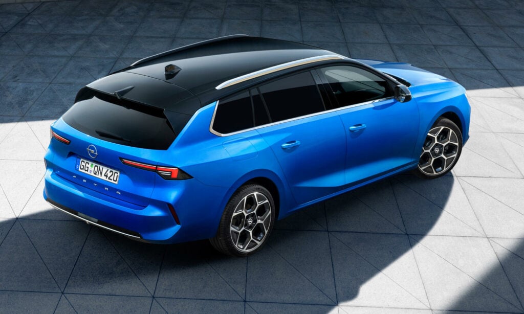 En blå Audi A3 parkerad på en betonggolv. (AI text)