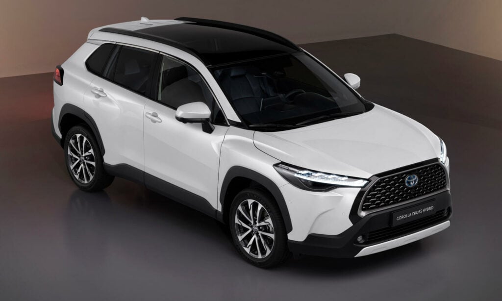 2019 Toyota C-HR visas på en vit bakgrund. (AI text)