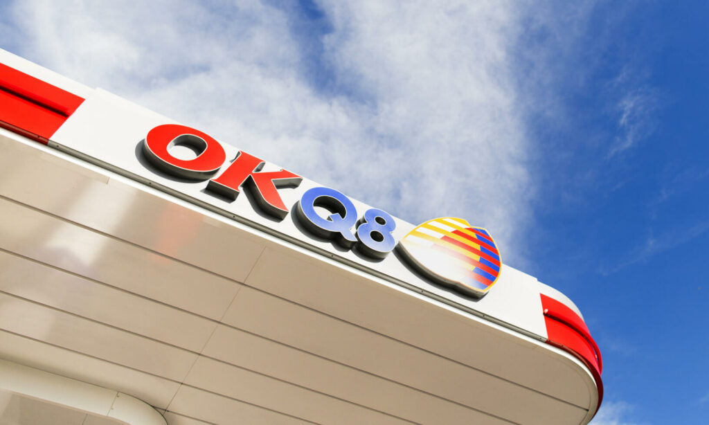 En bensinstation med en skylt som säger "OK8" (AI text)
