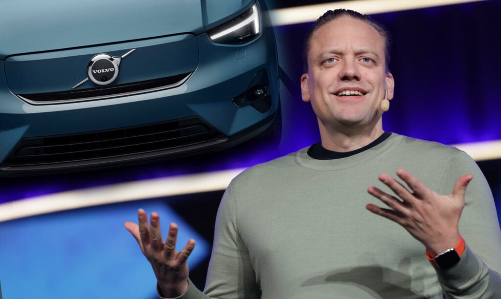 En man står bredvid en bil. (AI text)