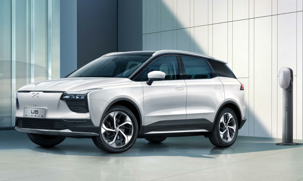 En vit SUV parkerad i en parkeringsplats (AI text)