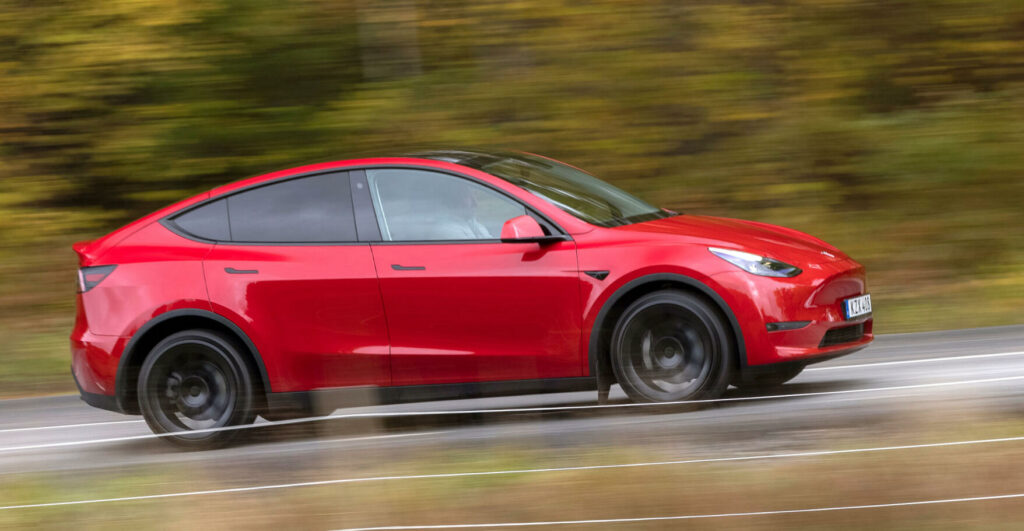 Tesla Model Y kör på en landsväg (AI text)