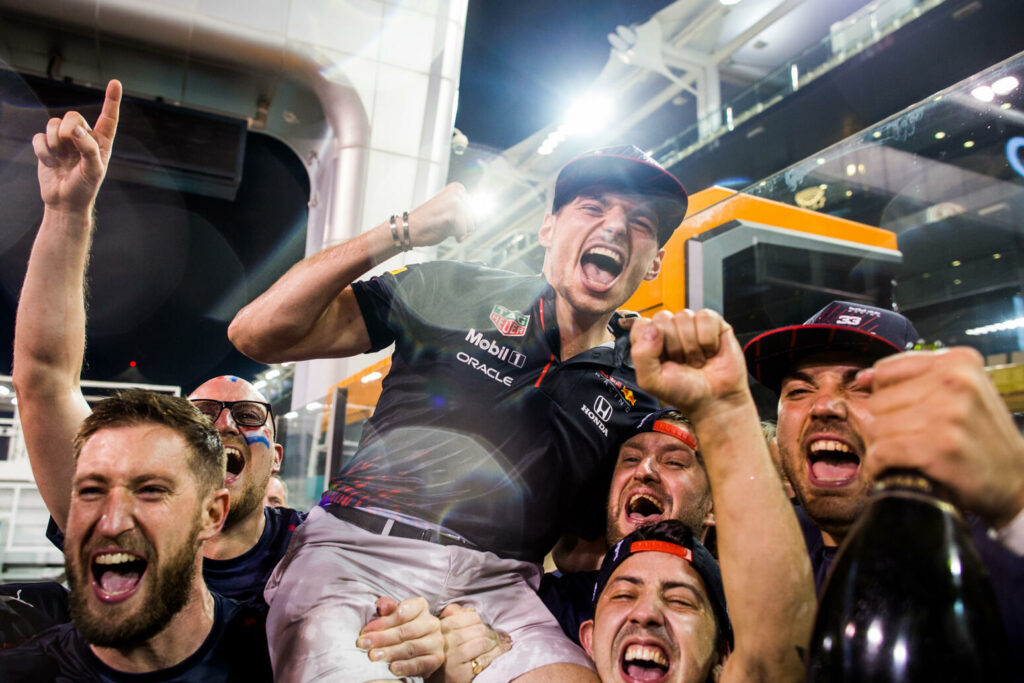 En grupp människor firar efter att ha vunnit Formel 1-stafetten. (AI text)