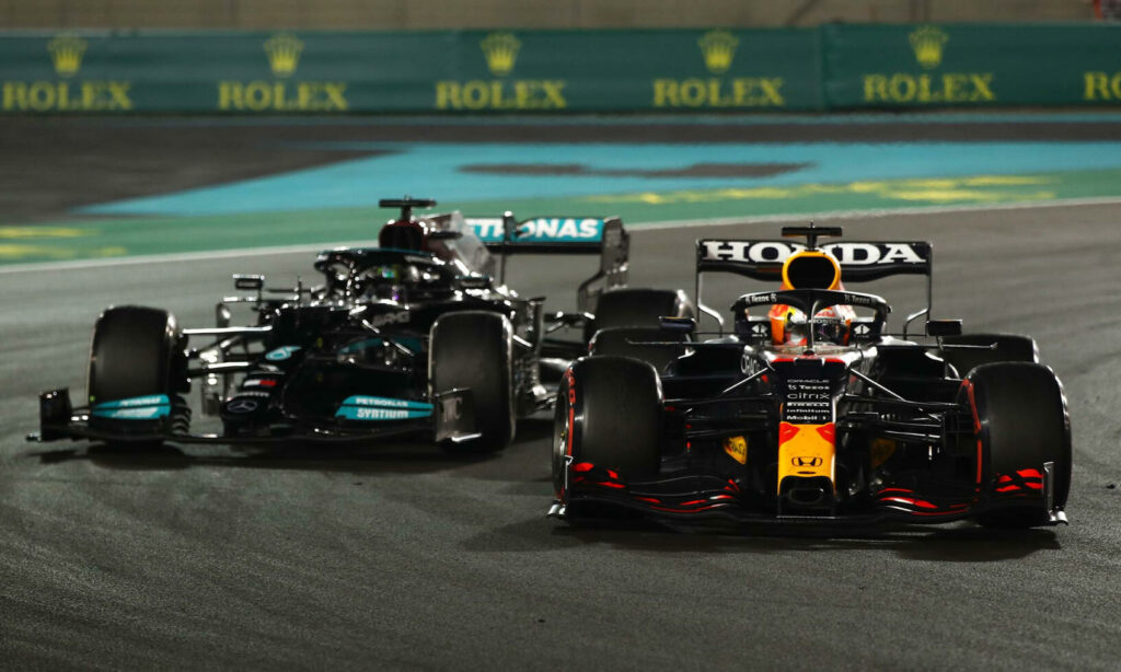 Personer tävlar i F1-Grand Prix under Qatar Grand Prix. (AI text)