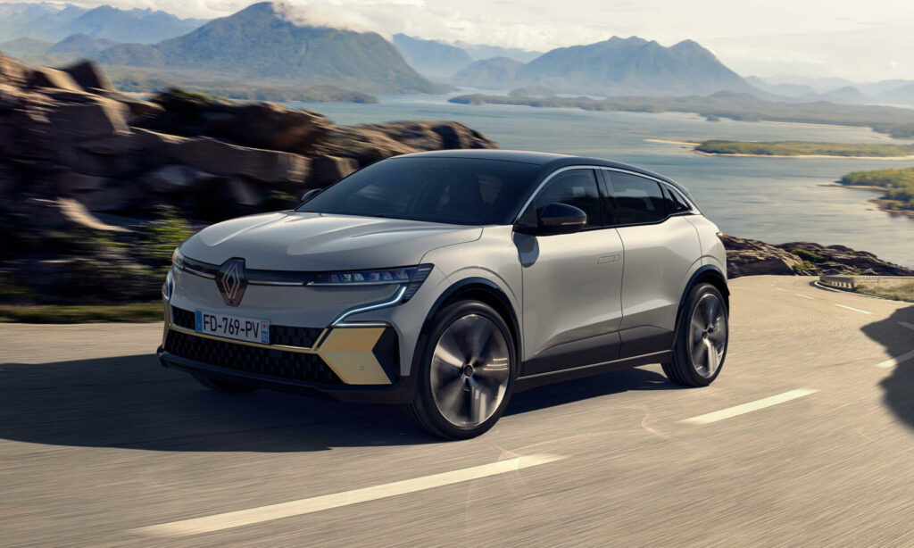 En vit SUV kör nedför en bergsväg. (AI text)