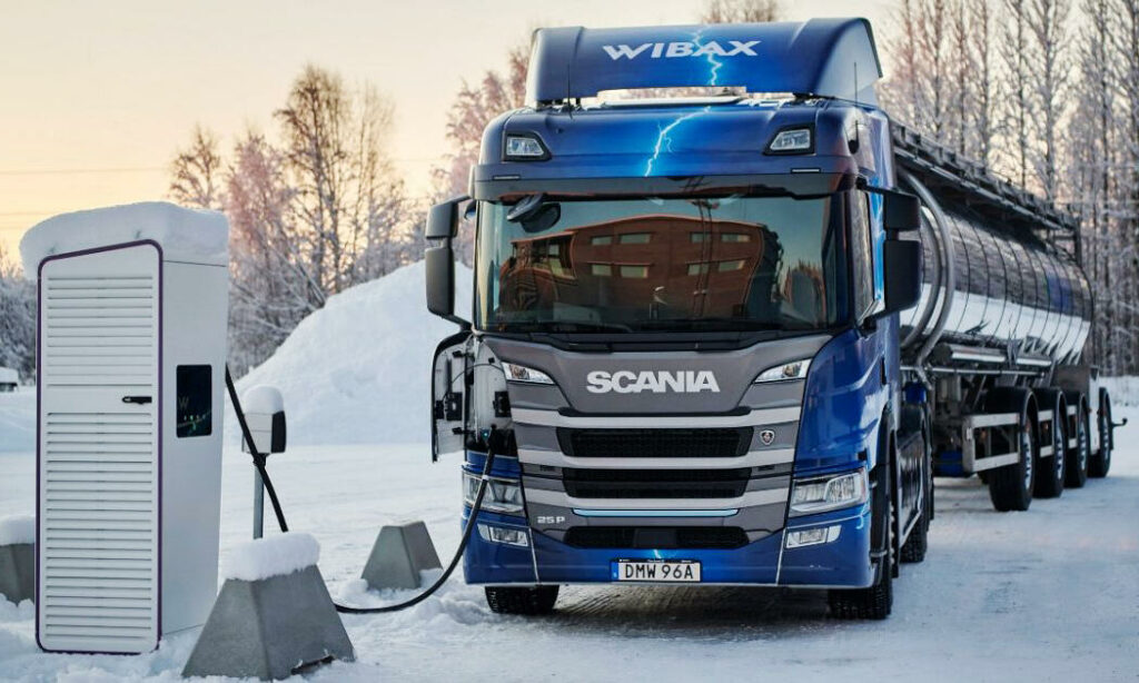 En lastbil är parkerad i snön. (AI text)