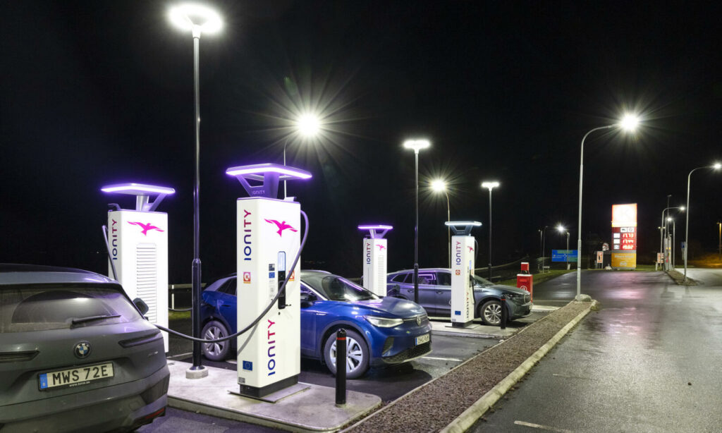 En bil parkerad vid en laddstation. (AI text)