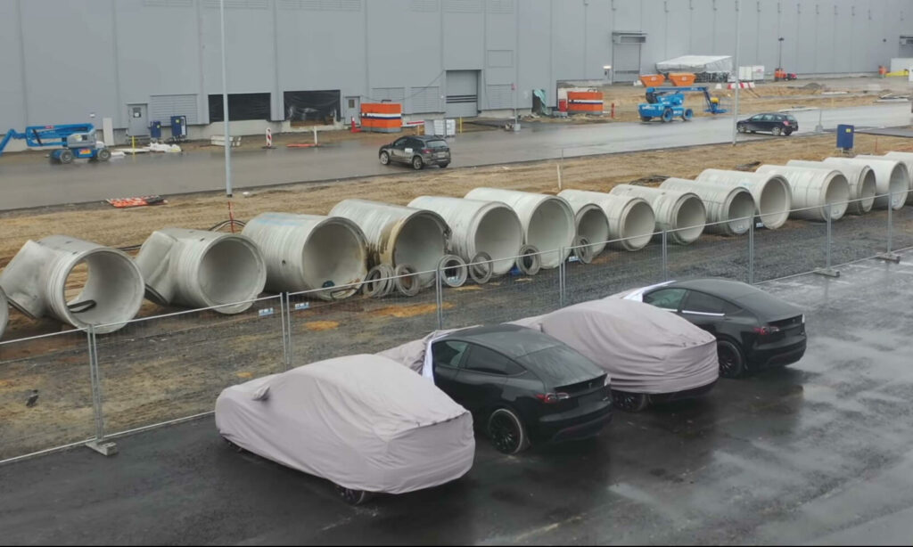 en grupp bilar parkerade i en parkeringsplats (AI text)