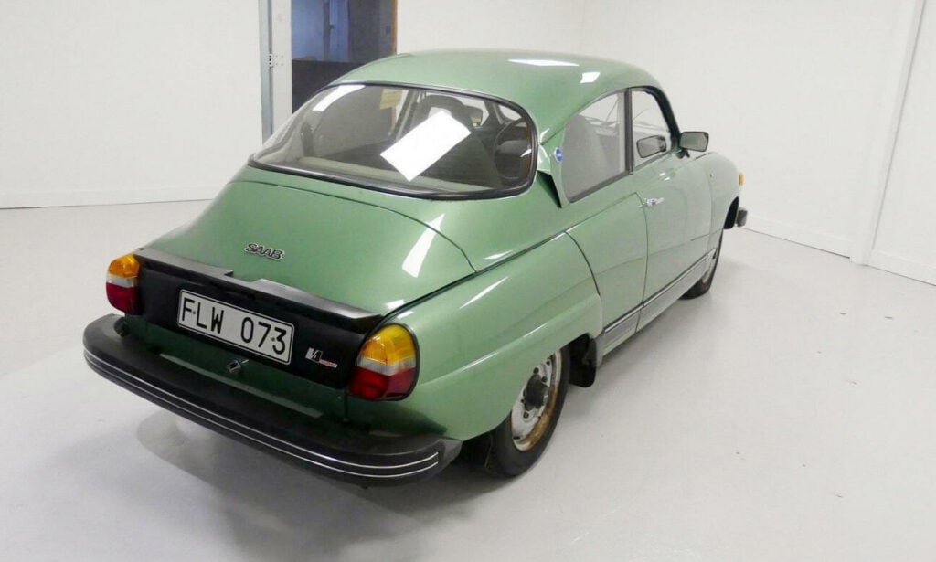 En grön bil i garagen (AI text)