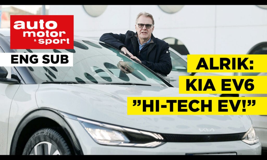 En man står bredvid en bil. (AI text)