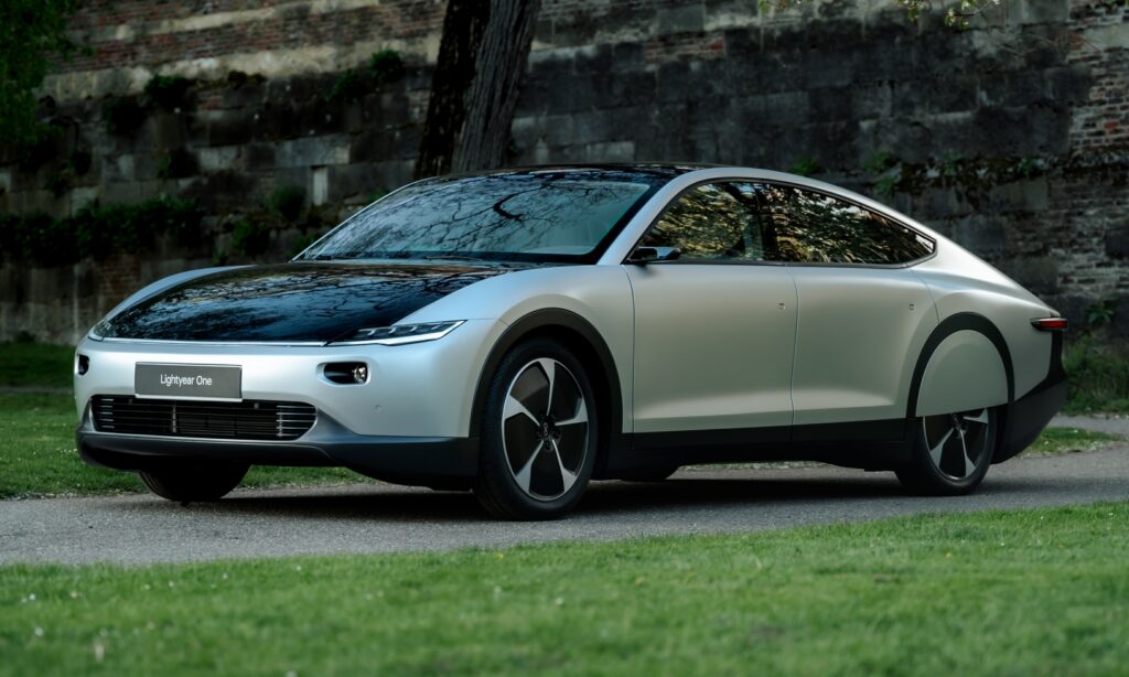 En framtida bil parkerad framför en stenmur. (AI text)