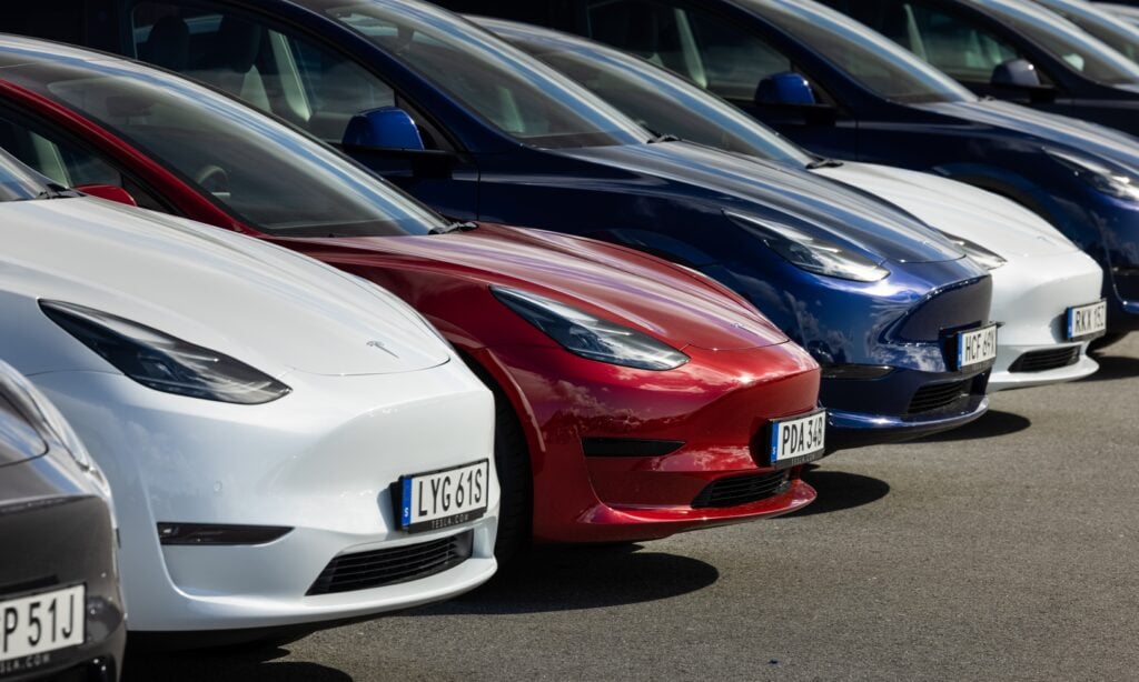 Tesla Model 3-parkerade i rad (AI text)