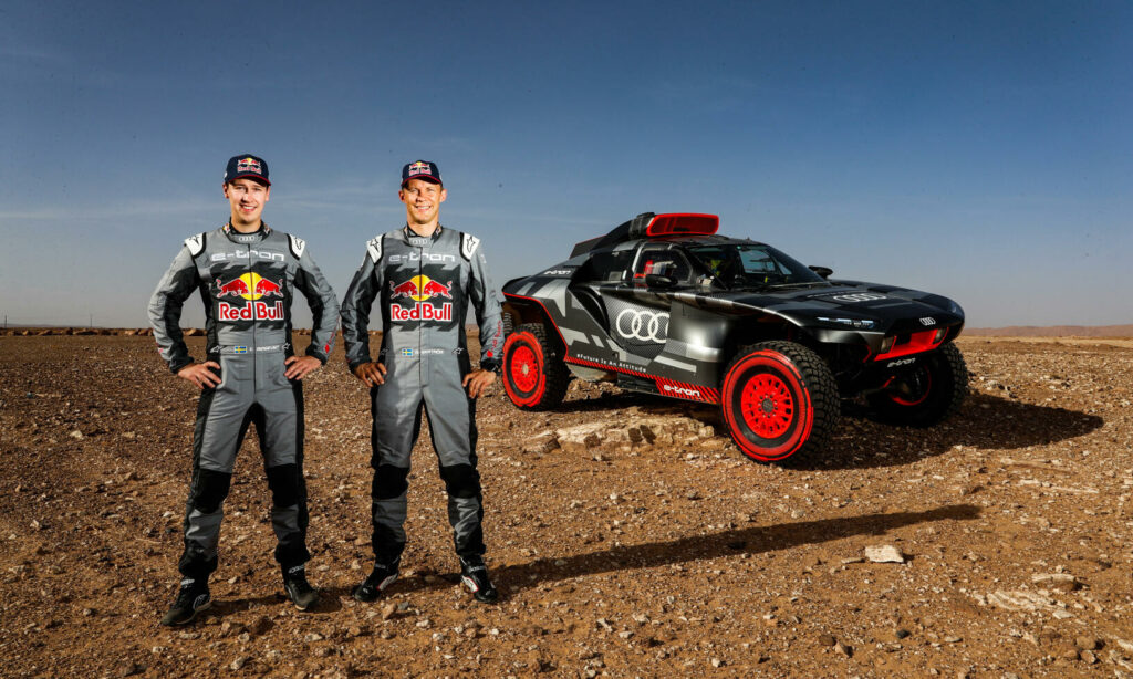 Mattias Ekström (t.h.) och kartläsaren Emil Bergkvist kör Audi RS Q e-tron i Dakar 2022.