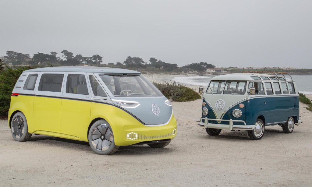 En VW-buss och en annan VW-buss parkerad på en strand. (AI text)