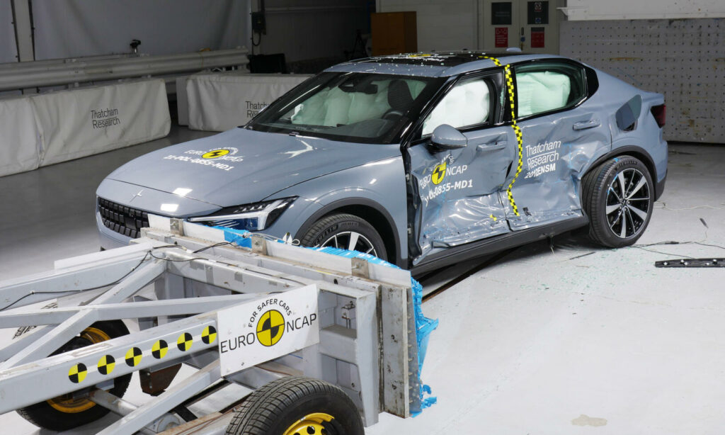 Volvo XC90 testas i en kraschtest på en dynamometer. (AI text)