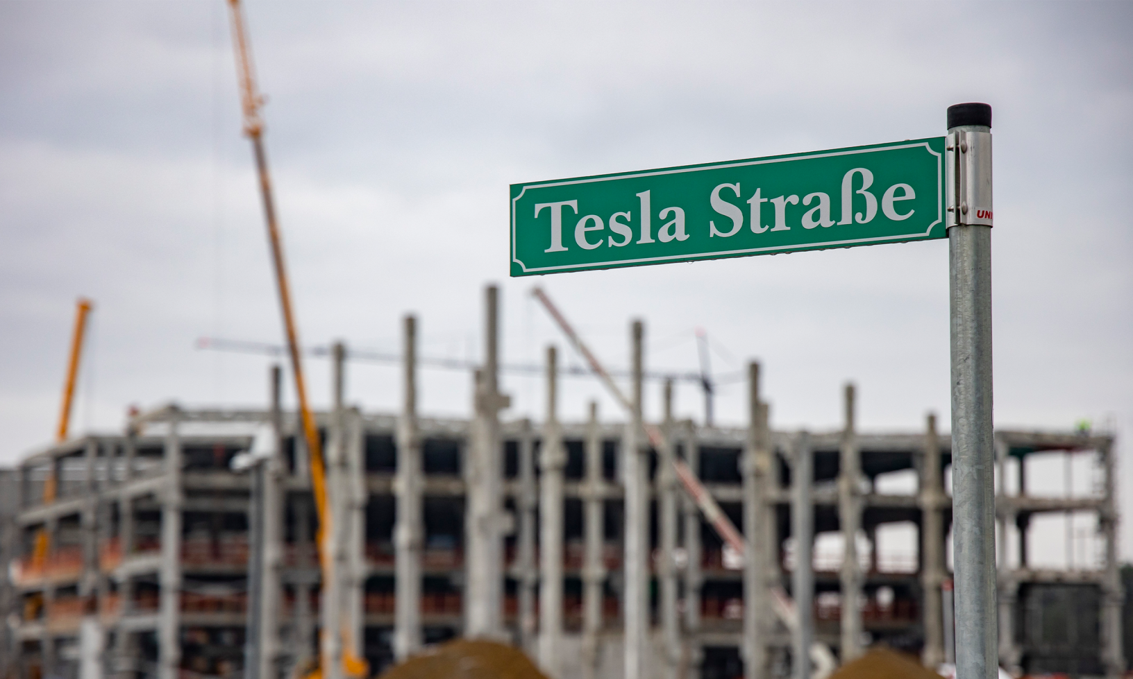 Tesla står på en Franklin-gata framför ett bygge. (AI text)