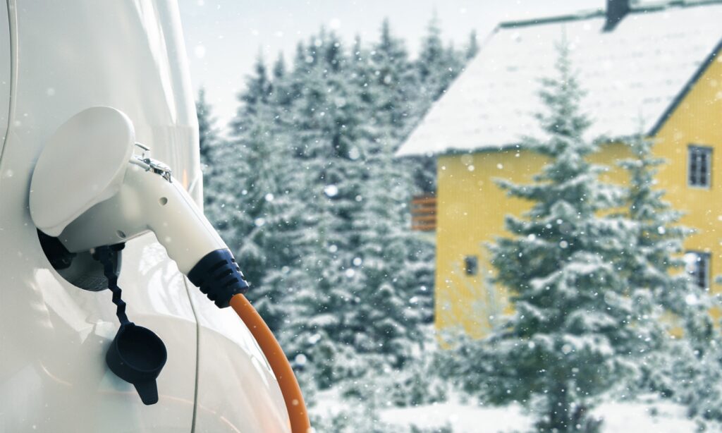 En bil är upptagen i en elbilshyfflare på snön. (AI text)