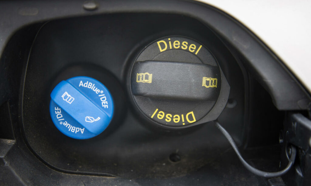 En bil med en blå bränslepump. (AI text)