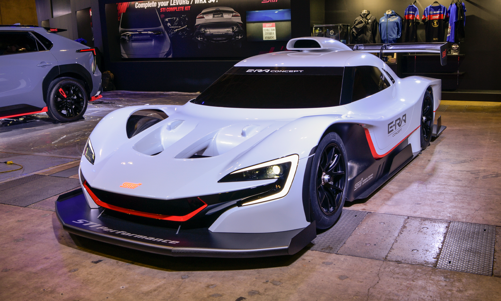 En Toyota F1-bil är utställd i en showrum (AI text)