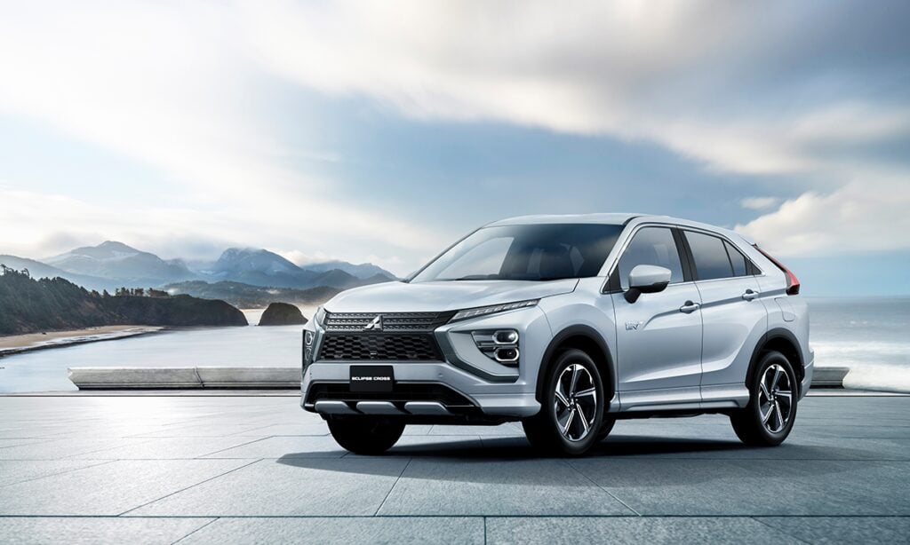Den 2019 Mitsubishie Eclipse Cross parkerad på en betongplatta. (AI text)