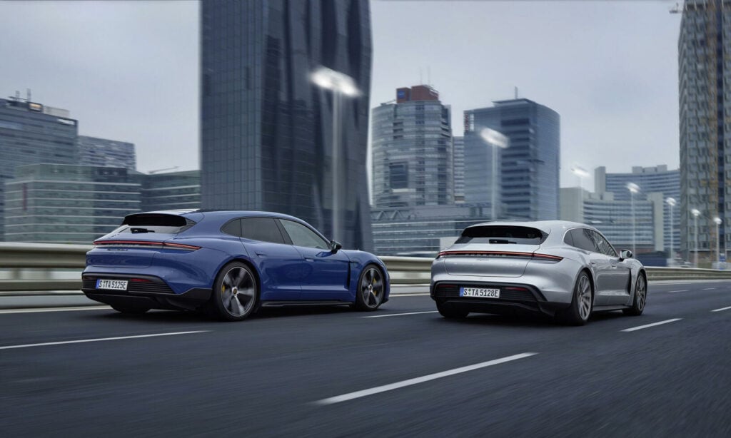 Två Porsche Maybes kör på en stadsgata. (AI text)