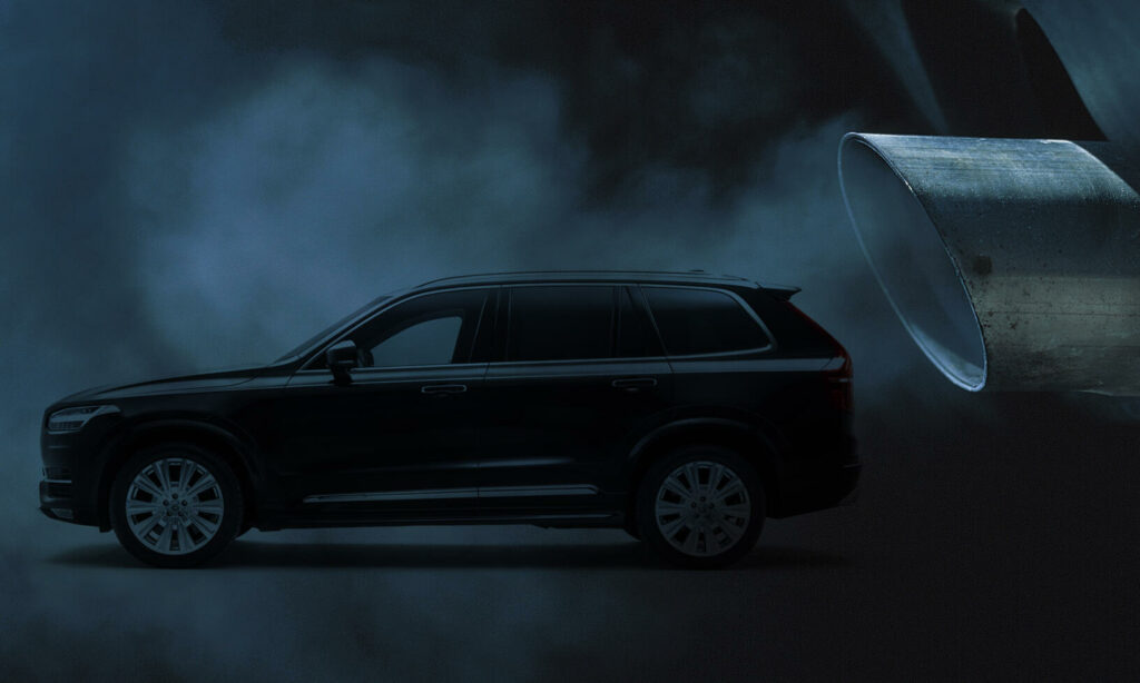 Volvo XC90 SUV i mörkret (AI text)