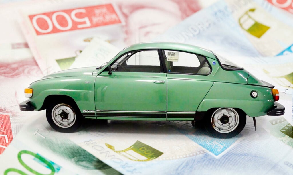 En grön bil på en höppta kanadensiska sedlar. (AI text)