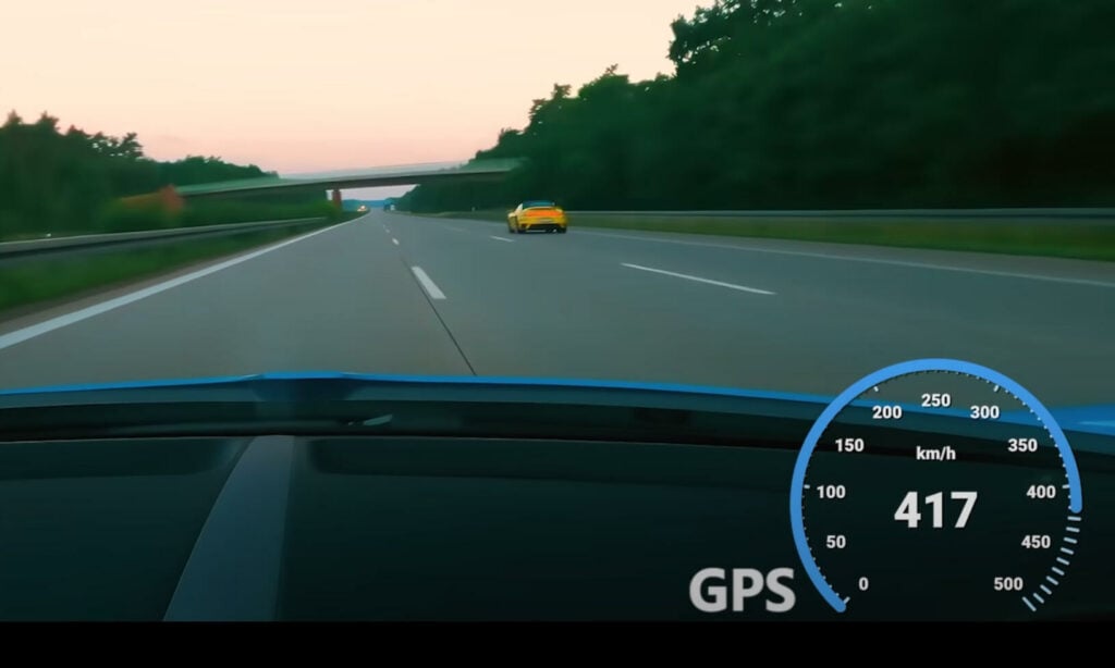 En bil kör nerför en motorväg. (AI text)