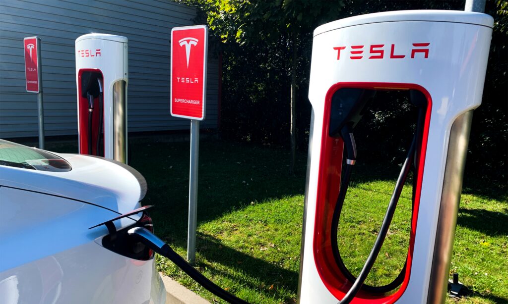 Elbilskårladdningsstation för Tesla (AI text)