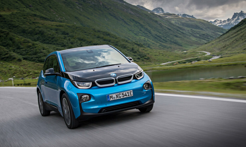 BMW i3 kör på en bergsväg (AI text)