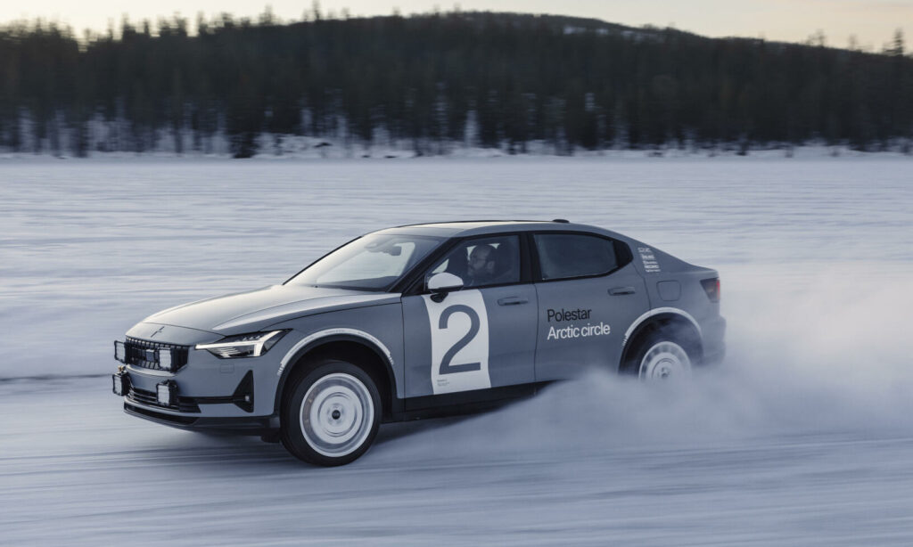 Volvo XC90 Evo gliderar nedför en snöig backe. (AI text)