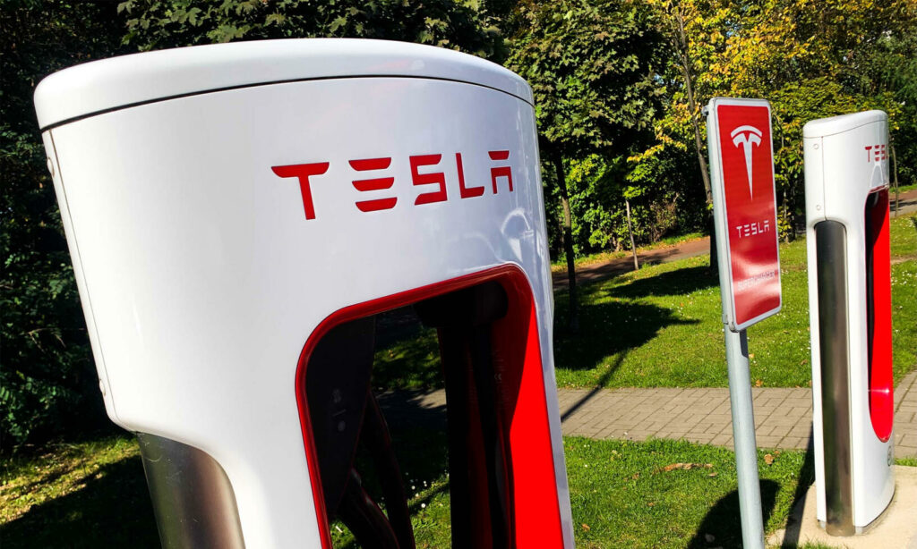 Teslas nya elbilsladdstationer är en välkommen tillägg till staden. (AI text)
