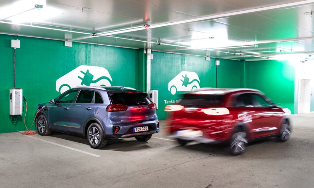 Bilar parkerade i en garagehall. (AI text)