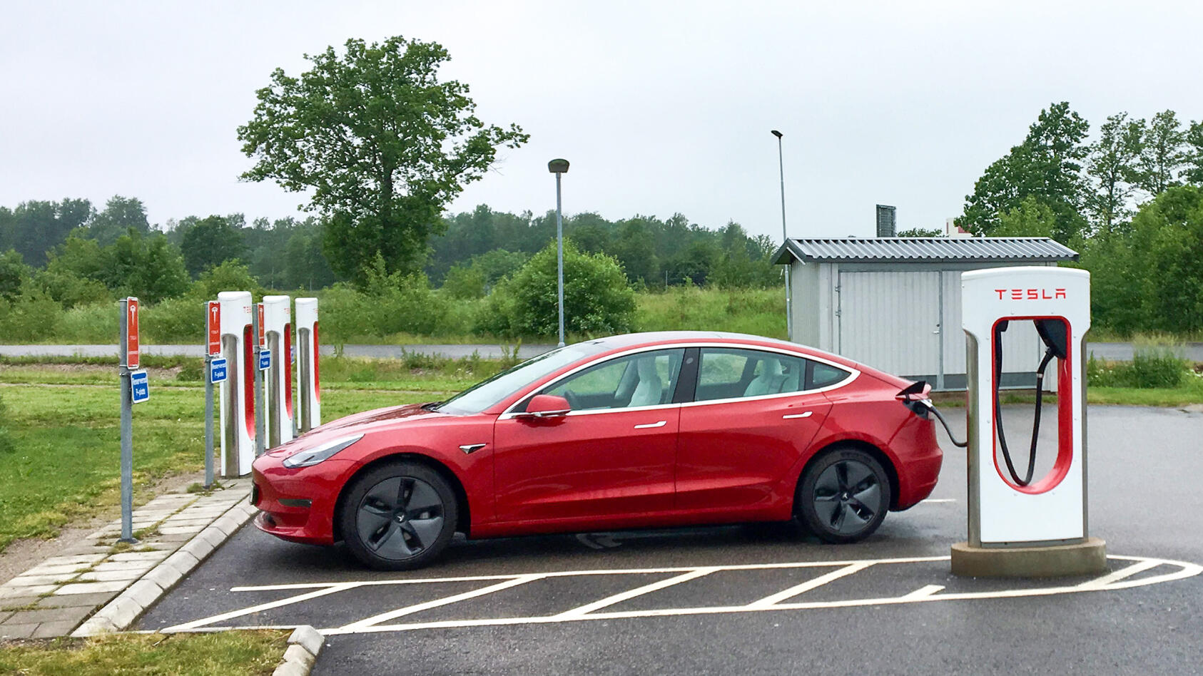 För att sprida ut belastningen på Superchargestationerna lockar Tesla nu med gratis laddning under vissa tider av dygnet.