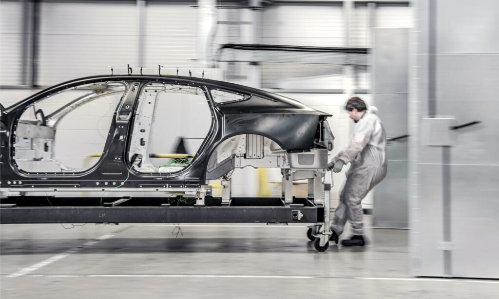 En bil byggs i en fabrik. (AI text)