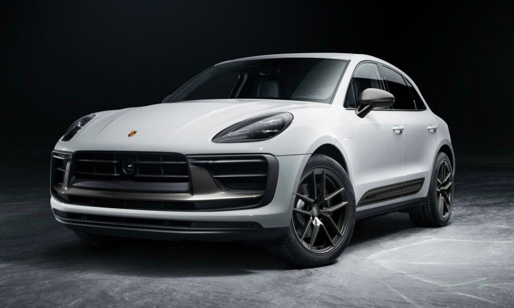 Den nya Porsche Macan visas i en mörk salong. (AI text)