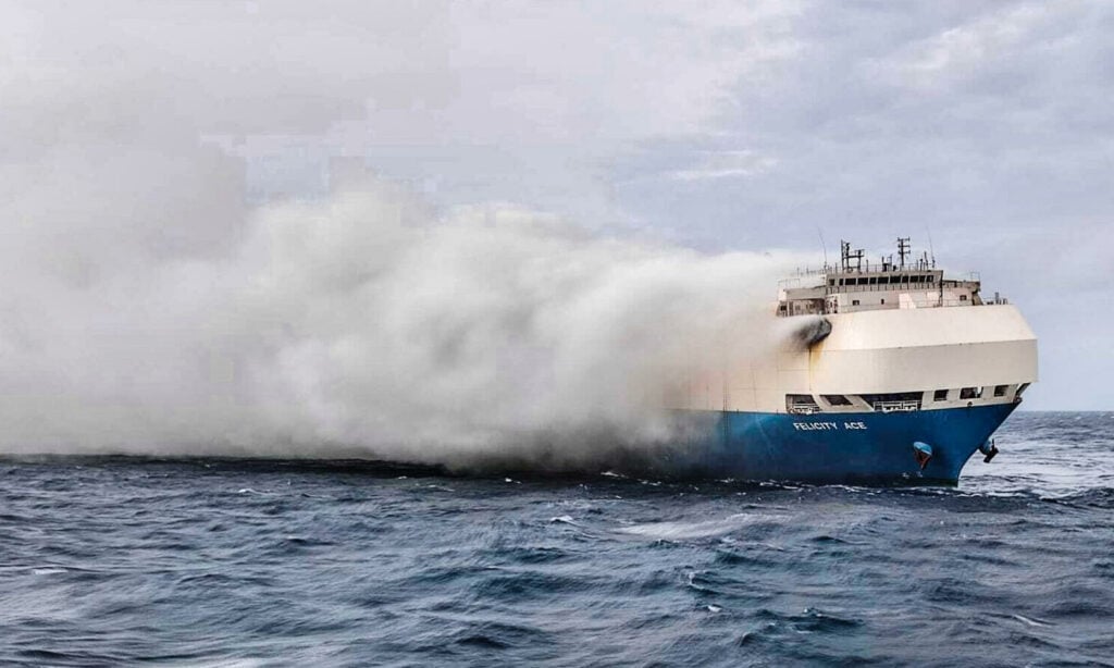 En båt dras med försiktighet av en stor båt. (AI text)