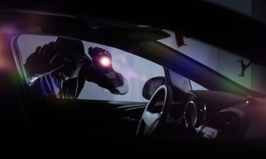 En man sitter i en bil på natten. (AI text)