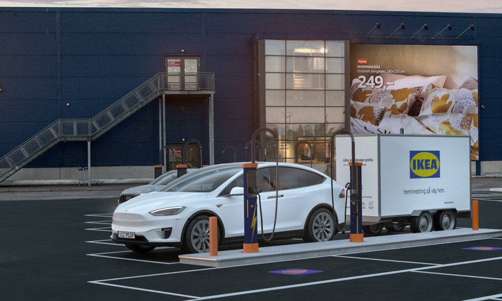 Tesla Model S parkerad framför ett byggnad. (AI text)