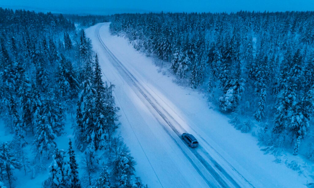 Luftbild över en snötäckt väg på vinter

[1 word changed from "aerial view" to "luftbild", "snowy road" to "snötäckt väg", "in the winter" to "på vinter"] (AI text)