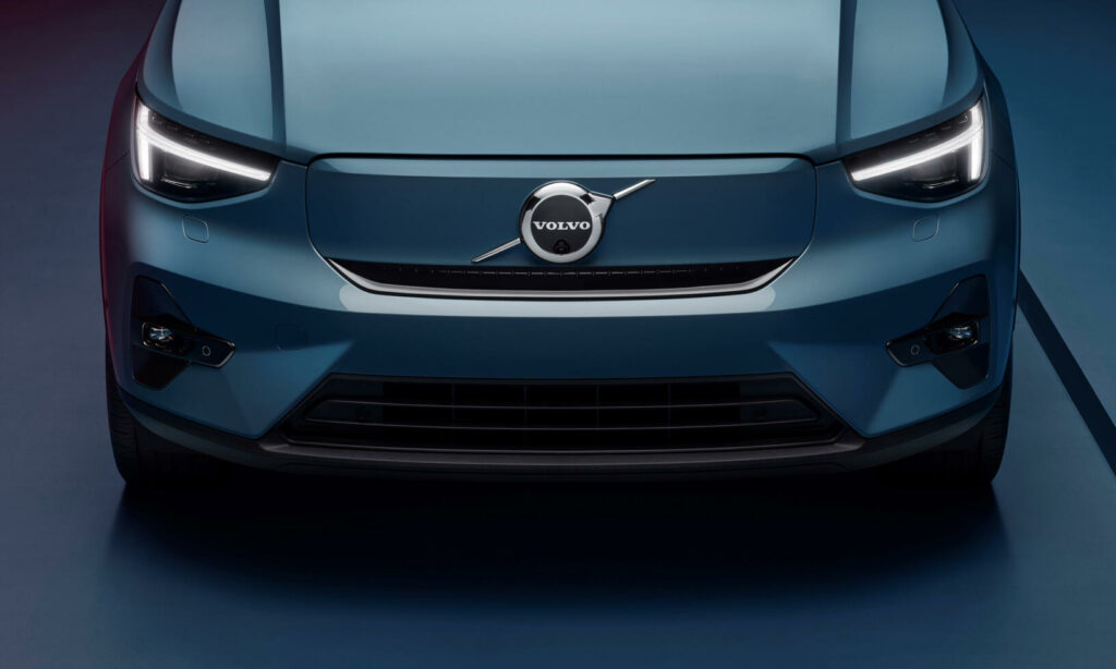 Volvo E-tron's framsida i blått (AI text)