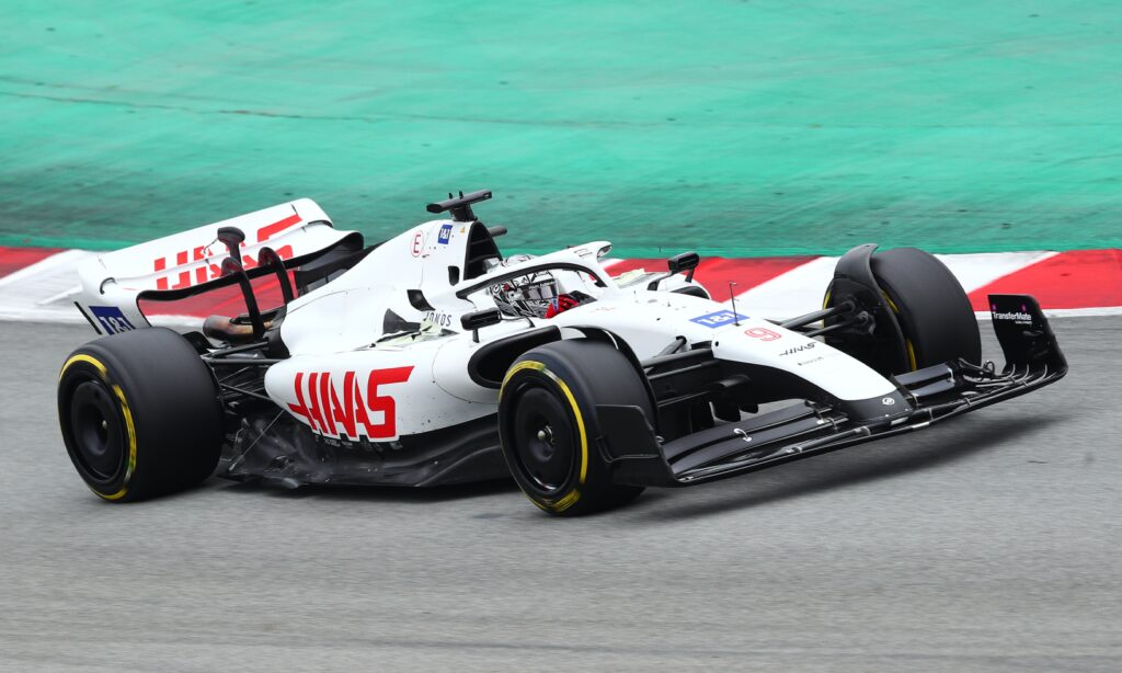 Nikita Mazepins Haas F1-bil har nu tappat de ryska färgerna och Uralkali-logotyperna.