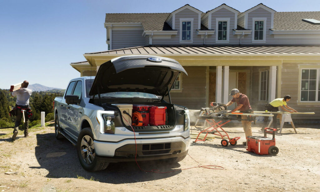 En man lastar upp en generator i sin lastbil. (AI text)