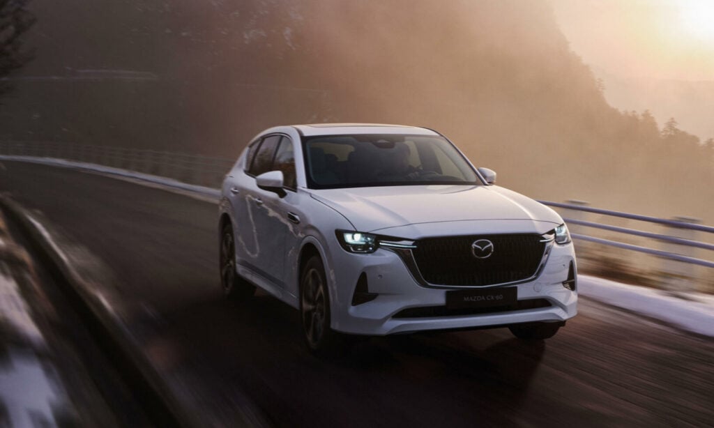 Mazda CX-60 lanseras först som laddhybrid, men sedan kommer också några varianter med raka bensin- och dieselsexor.