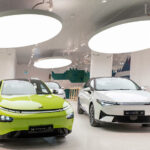 En bilhall med elbilar (AI text)