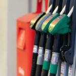 En bil står parkerad vid en bensinstation. (AI text)