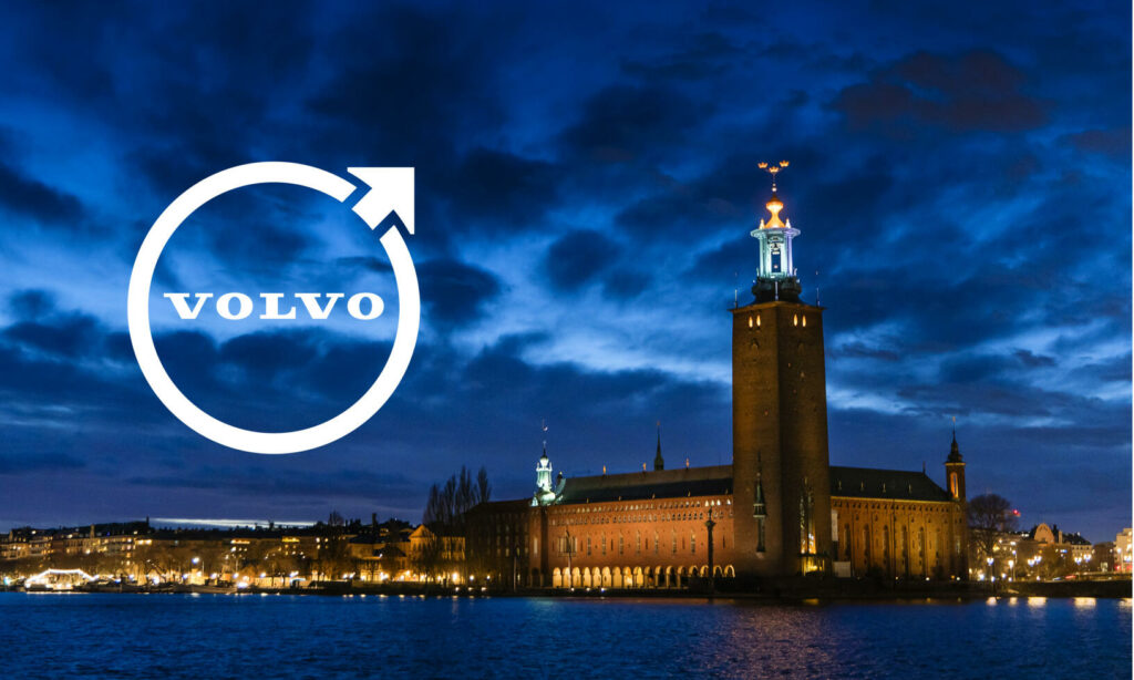 Stockholms stad vid nattens gryning med Volvos logotyp. (AI text)