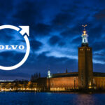 Stockholms stad vid nattens gryning med Volvos logotyp. (AI text)