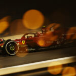 En racebil kör nedför en bana på natten. (AI text)