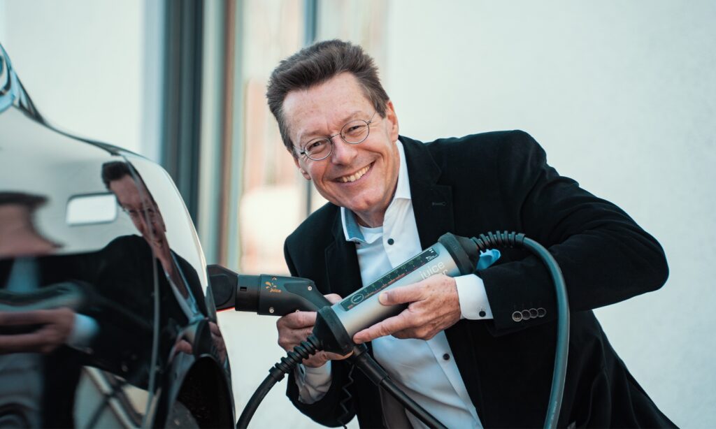 Christoph Erni, vd på den schweiziska laddtillverkaren Juice Technology, tycker att längre laddstopp kan vara nyttiga för den stressade nutidsmänniskan: ”Vi saknar i dagens samhälle lite lugn och ro. Lite längre laddning kan ge högre livskvalitet.” FOTO: Juice Technology